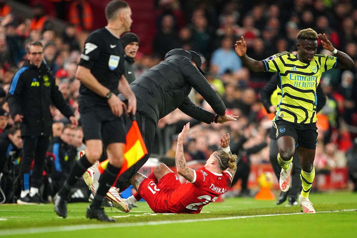 Pha bóng rợn người khiến sao của Liverpool nhập viện 2 Liverpool ace Kostas Tsimikas suffered broken collarbone in Jurgen Klopp  collision as Bukayo Saka apologises