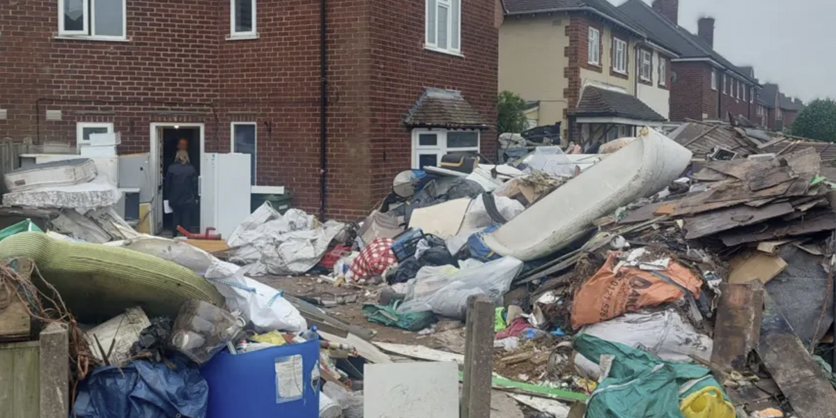 NextImg:Nightmare neighbour who piled rubbish outside home finally given the boot