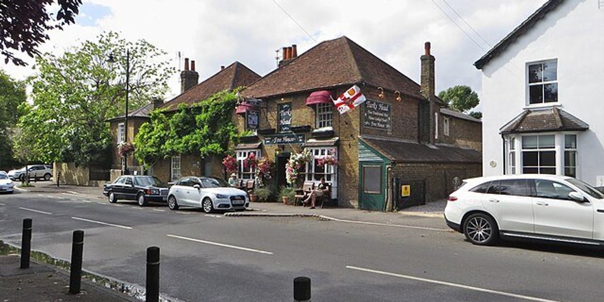 Home Office ‘secretly’ moves migrants into cottage just yards from primary school Home Office ‘secretly’ moves migrants into cottage just yards from primary school