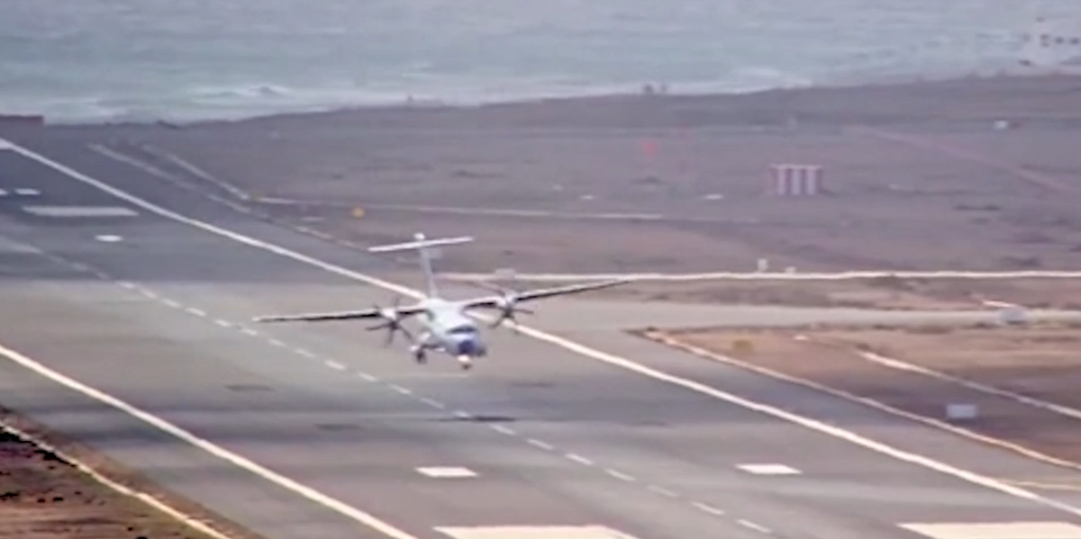 NextImg:Spanish plane bounces uncontrollably on Lanzarote runway in terrifying landing