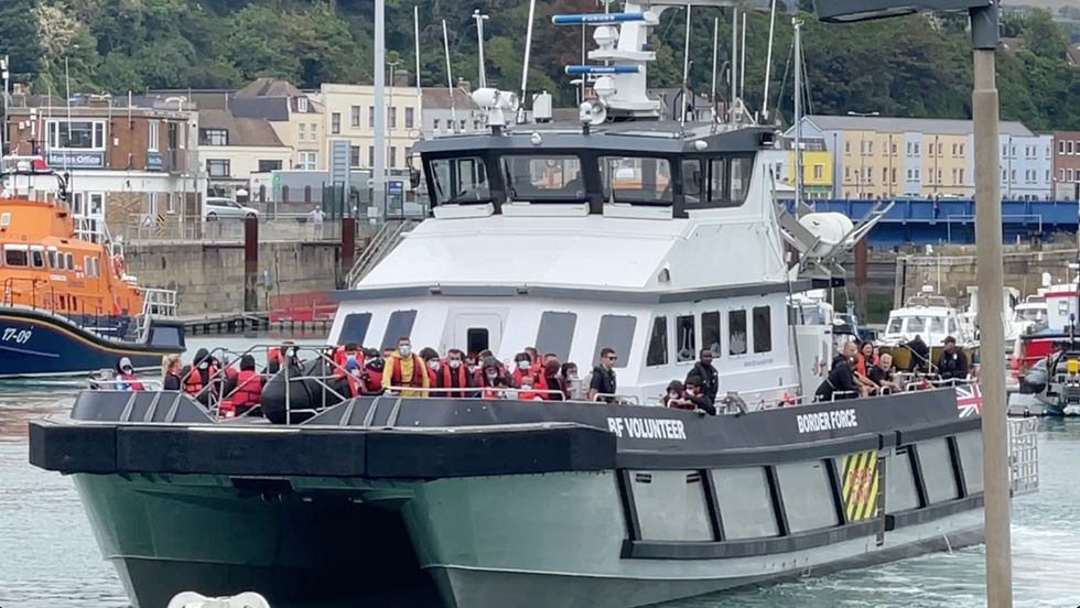 Latest official figures from the Ministry of Defence reveal that 915 migrants crossed in 19 small boats on Saturday.