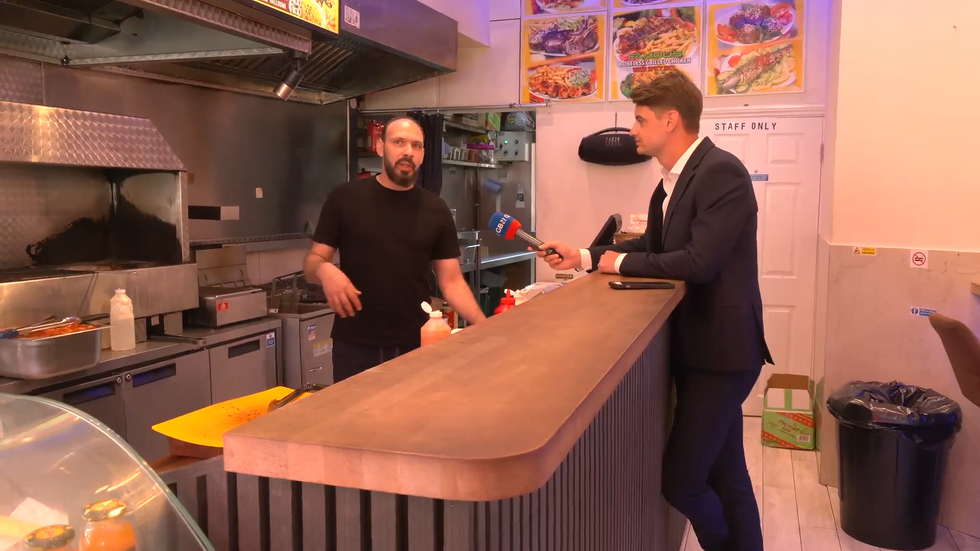 Libanonský grilovací pracovník mluví s Benem Leem