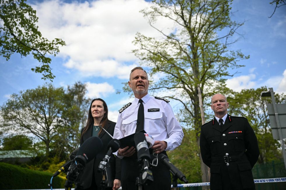 (da esquerda para a direita) Vicki Evans, subcomissária assistente do Met, Matt Jukes, subcomissário do Met, e Mathew Walker, subcomissário dos bombeiros de Londres
