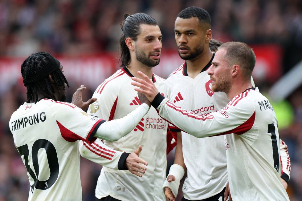 O Liverpool caiu e foi eliminado no intervalo, mas se recuperou contra o Manchester United após o intervalo