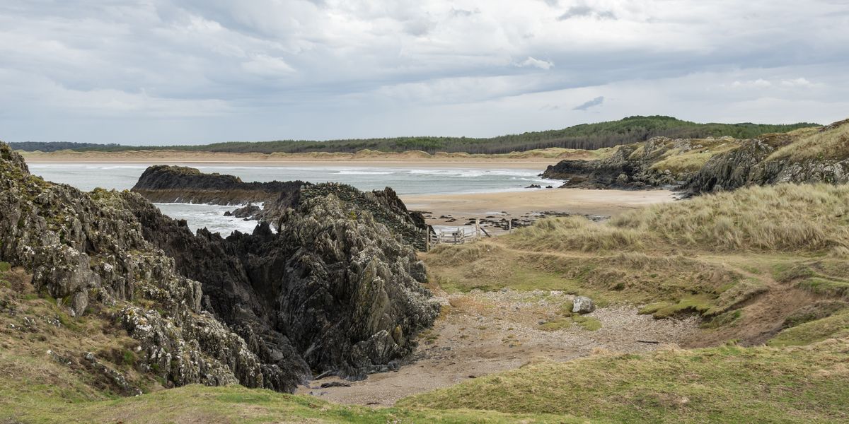 NextImg:Holidaymakers 'marooned' on spectacular British beach hotspot as £15 parking charge slapped on visitors