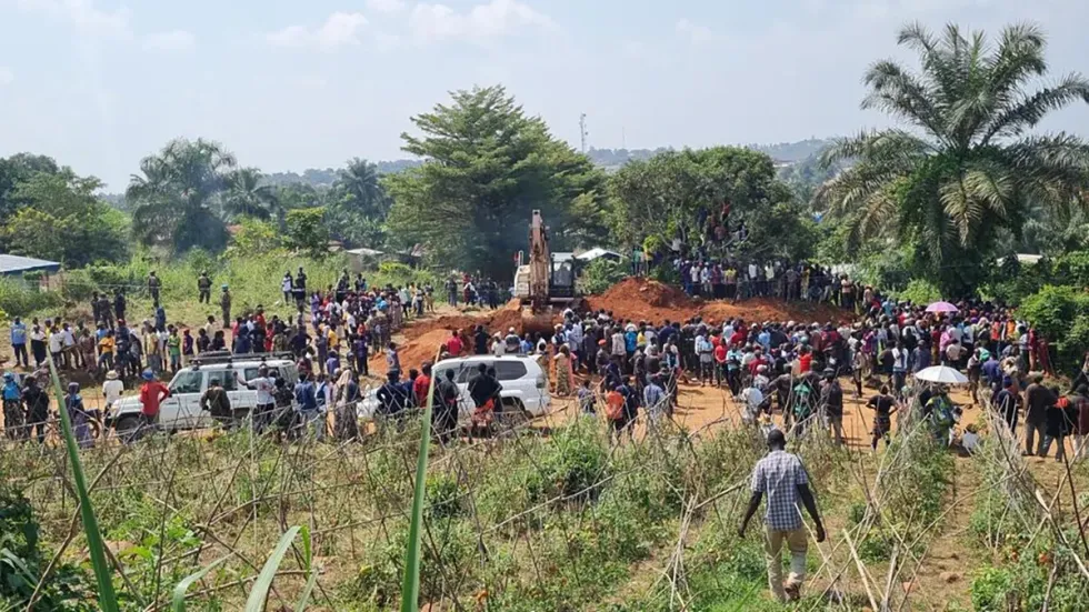 Místní obyvatelé chodí směrem k pohřebiště 49 křesťanů zabitých v DRC \ U200B