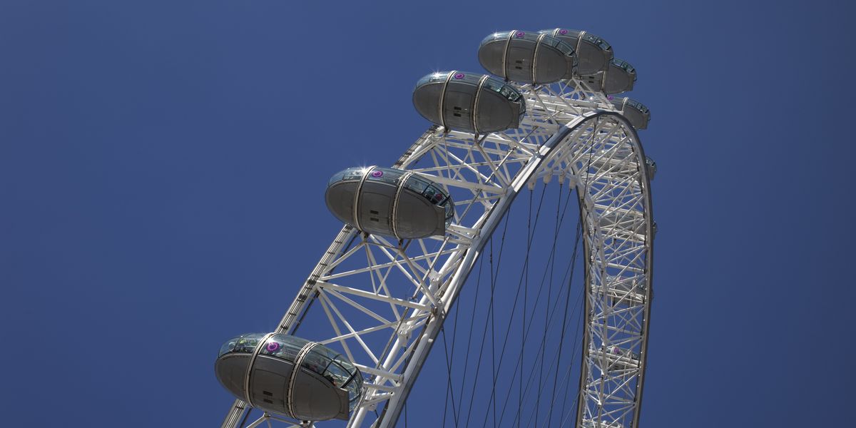 NextImg:London Eye BREAKS DOWN on hottest day of year so far leaving tourists stranded in swealtering heat