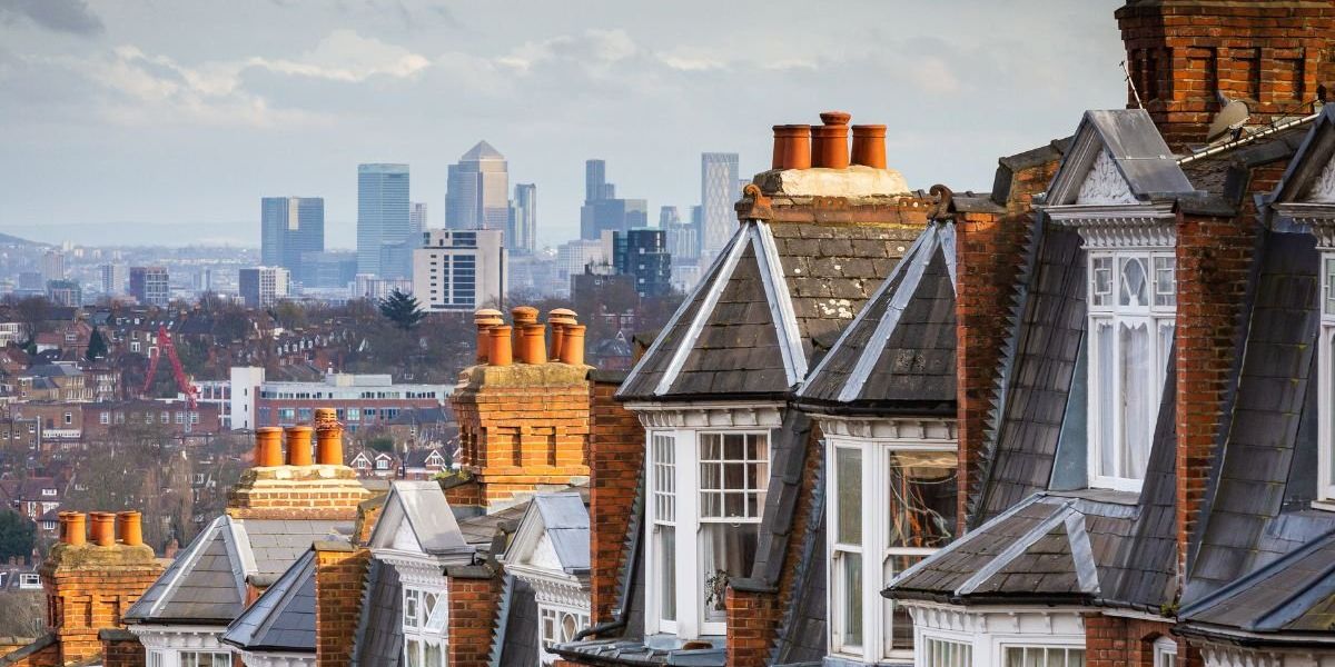 Average UK house price climbs past £300k after strongest monthly rise in over a year Average UK house price climbs past £300k after strongest monthly rise in over a year