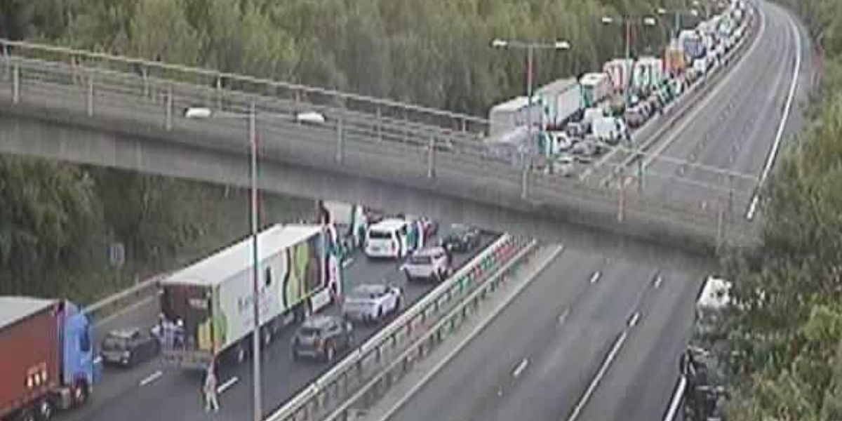 NextImg:Drivers warned of traffic chaos as 'vehicle falls from bridge' on M20 and M25 shuts for 'police incident'