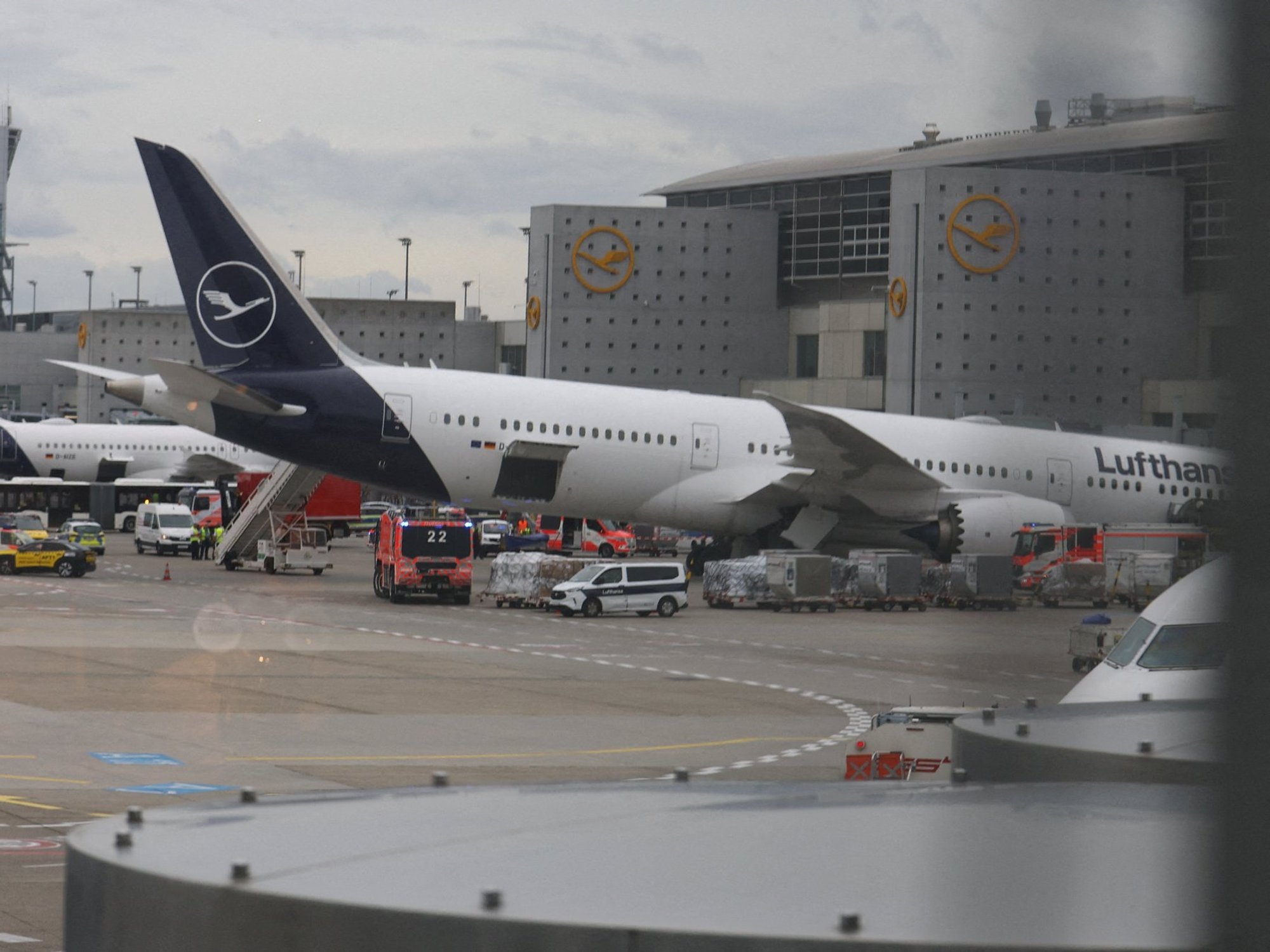 Lufthansa Boeing 787 at an odd angle after nose landing gear failure
