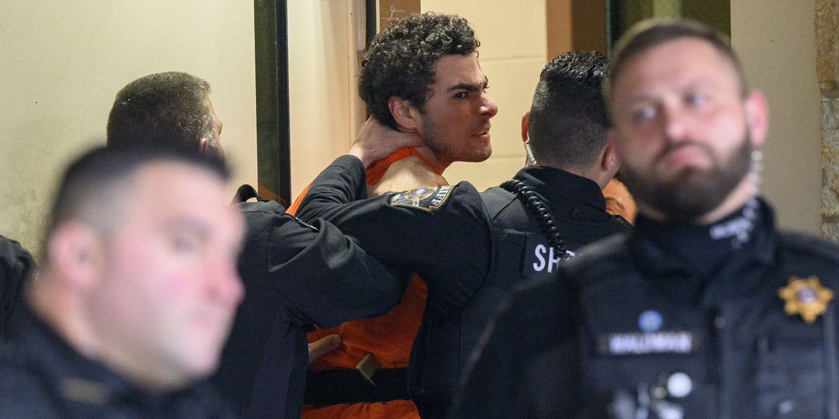 NextImg:Luigi Mangione tussles with police outside court as Brian Thompson New York assassin suspect denied bail