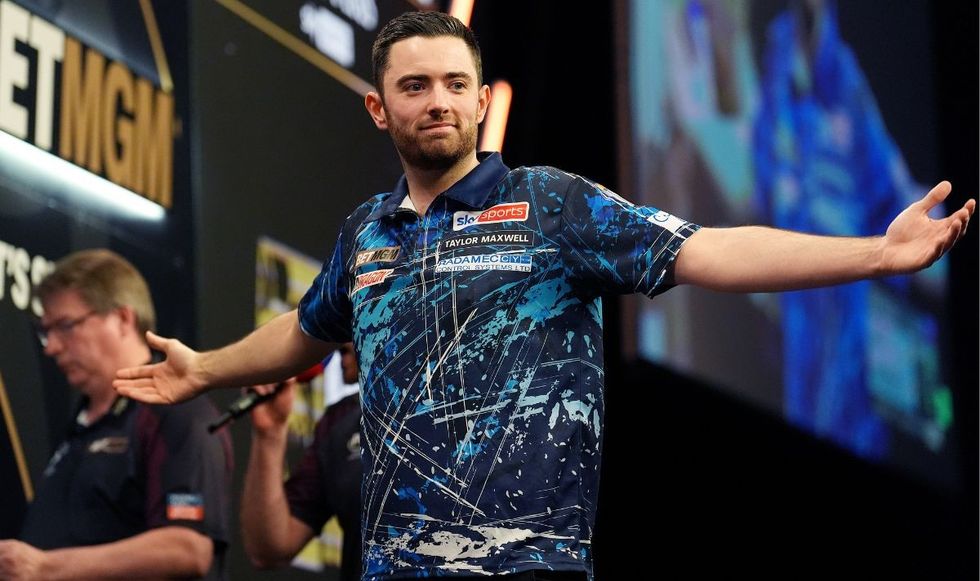 Luke Humphries is through to the third round