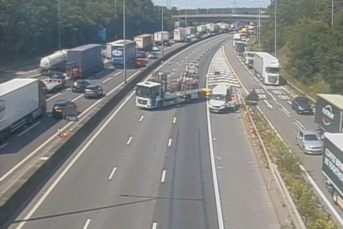 M25 closed: Drivers face hours of delays amid 'complex recovery ...