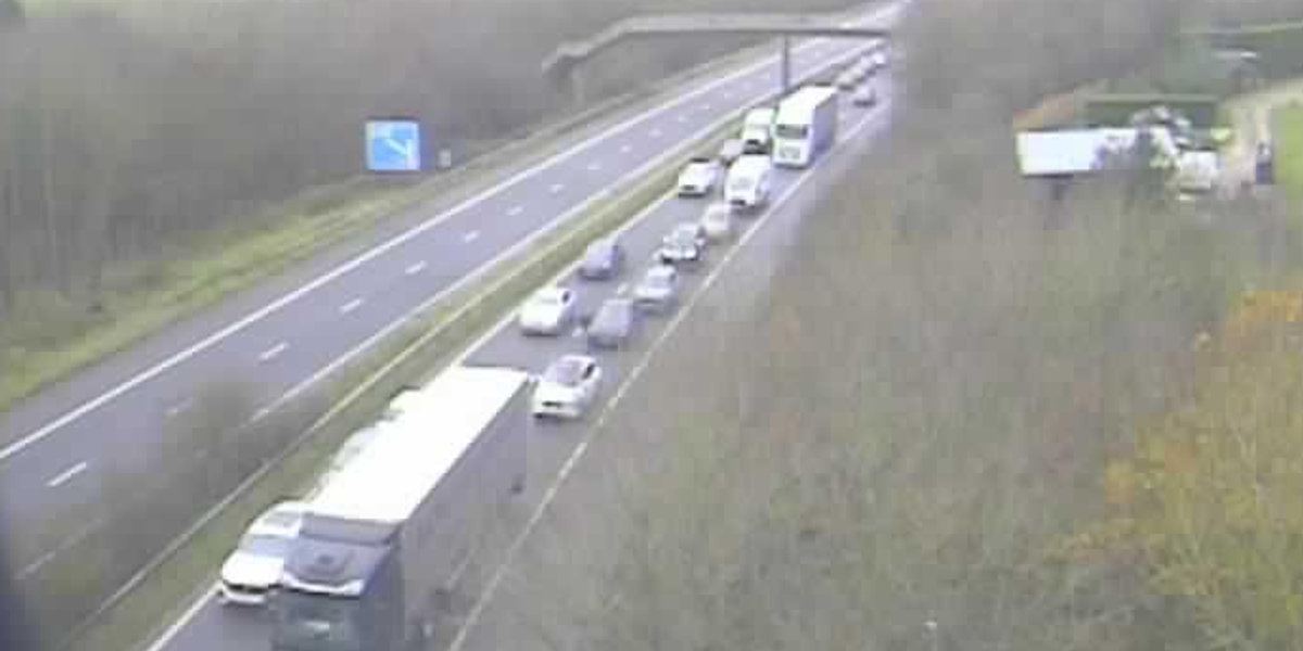 NextImg:M40 motorway closed: Lorry 'overturns' in horror collision with drivers stuck in miles of tailbacks