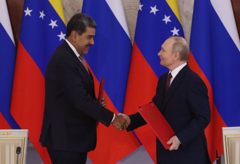 Maduro and Putin shaking hands