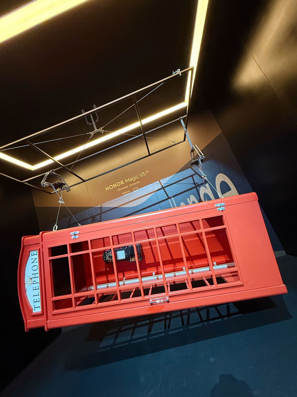 Magic V5 holding a London telephone box