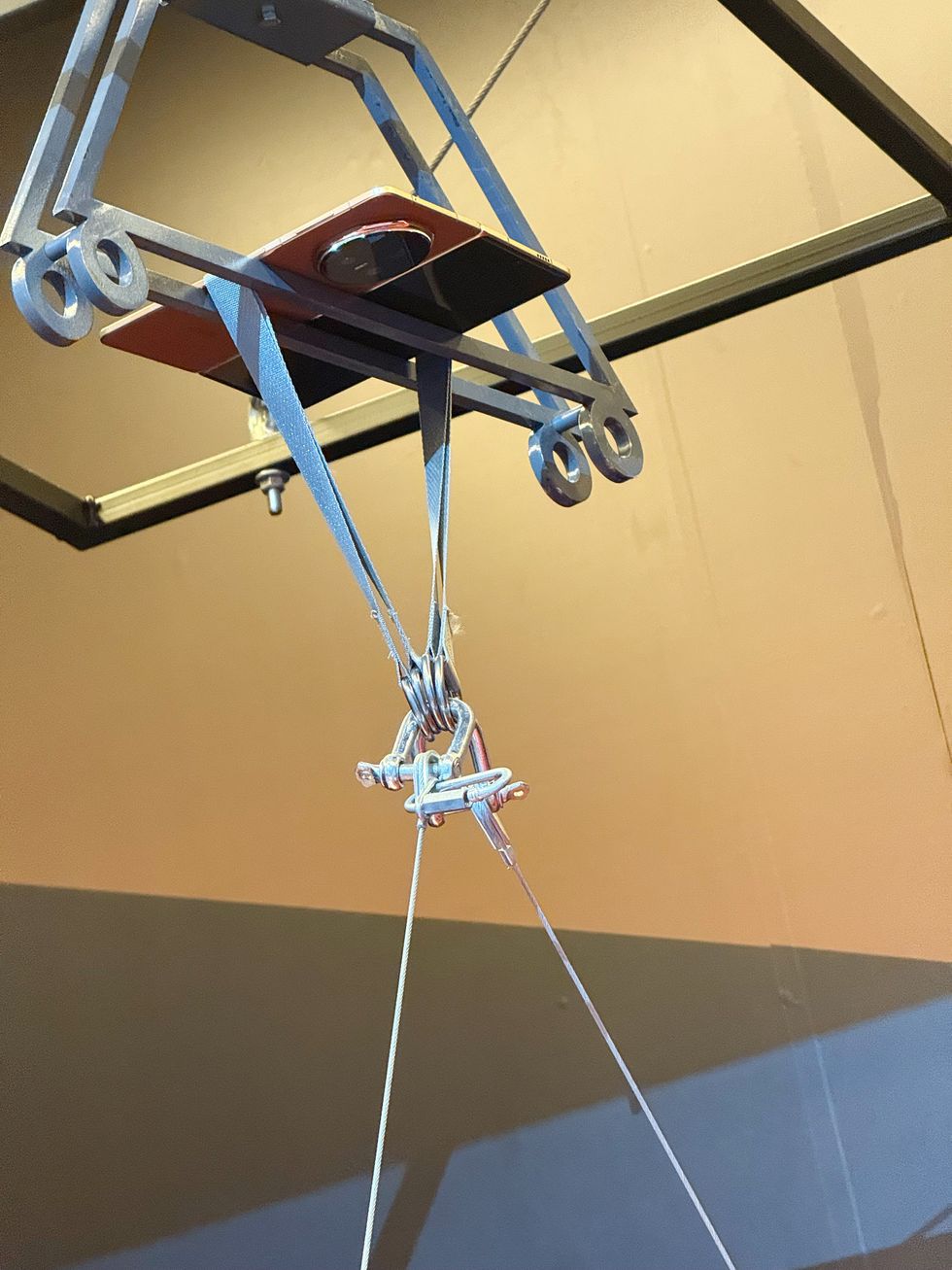 Magic V5 holding a London telephone box