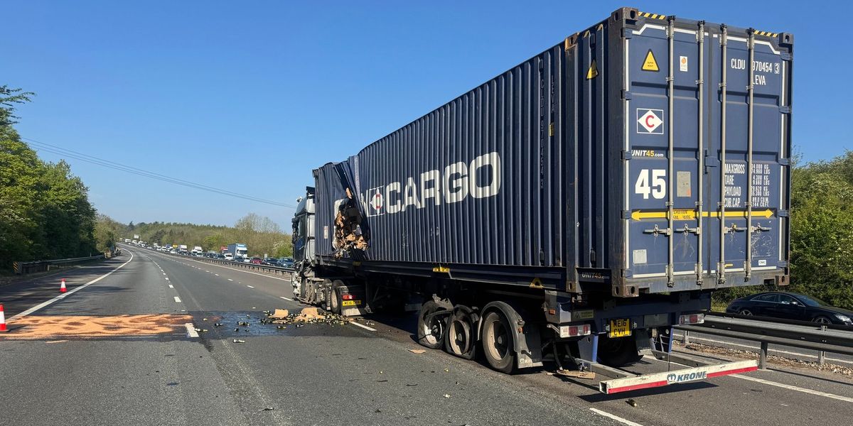 M4 motorway shut for hours after being flooded with PROSECCO following lorry crash M4 motorway shut for hours after being flooded with PROSECCO following lorry crash