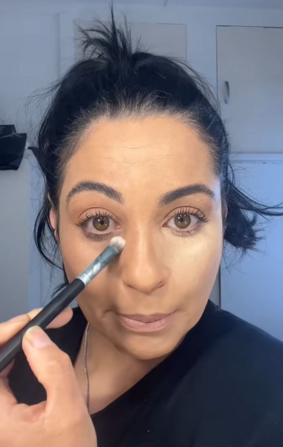 Makeup artist @onqmakeup applying concealer correctly