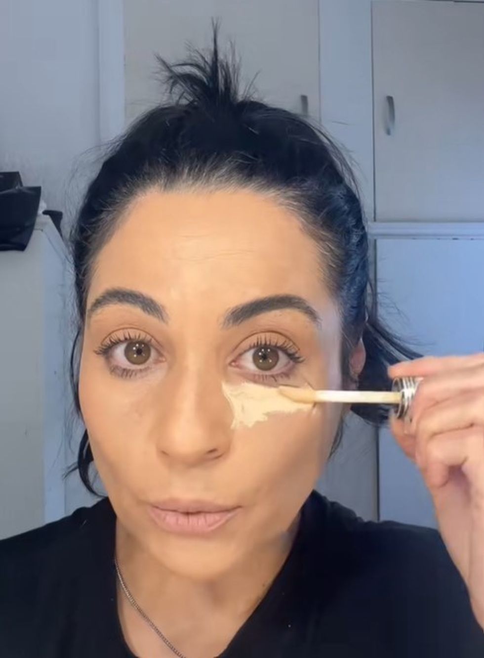 Makeup artist @onqmakeup applying concealer incorrectly