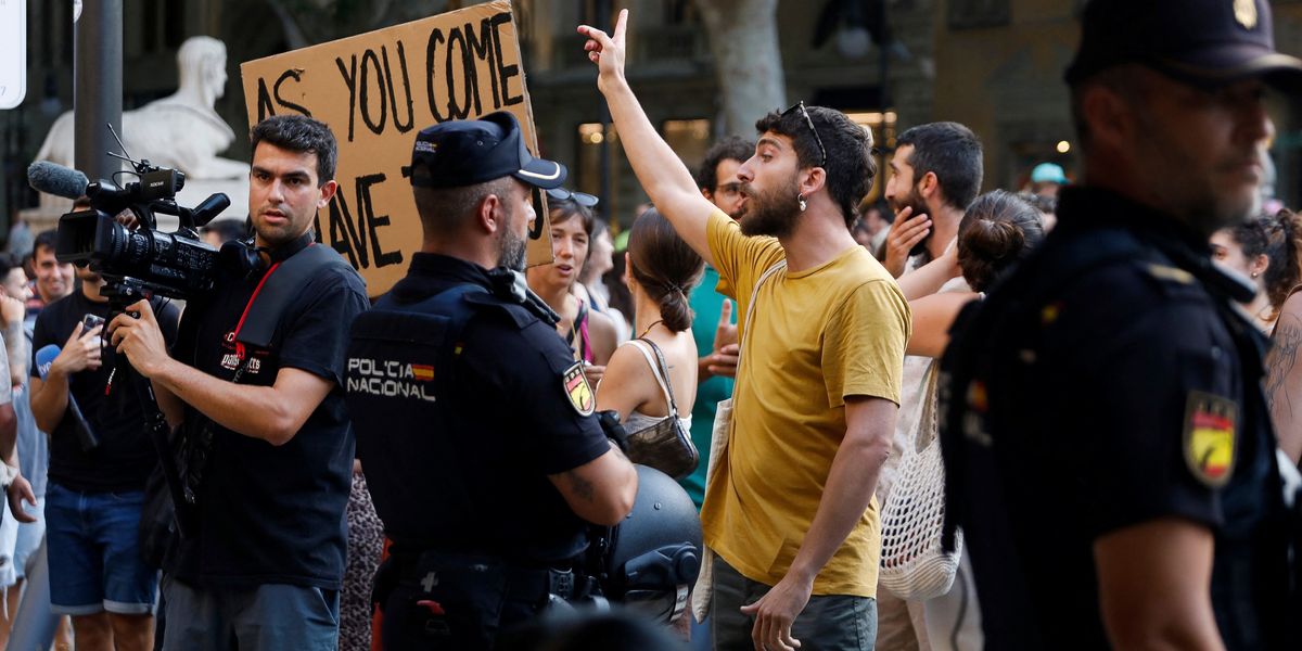 NextImg:British tourists issued warning amid 'horror' video during Majorca anti-tourism protests