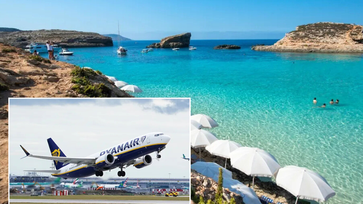 Malta beach / Ryanair plane