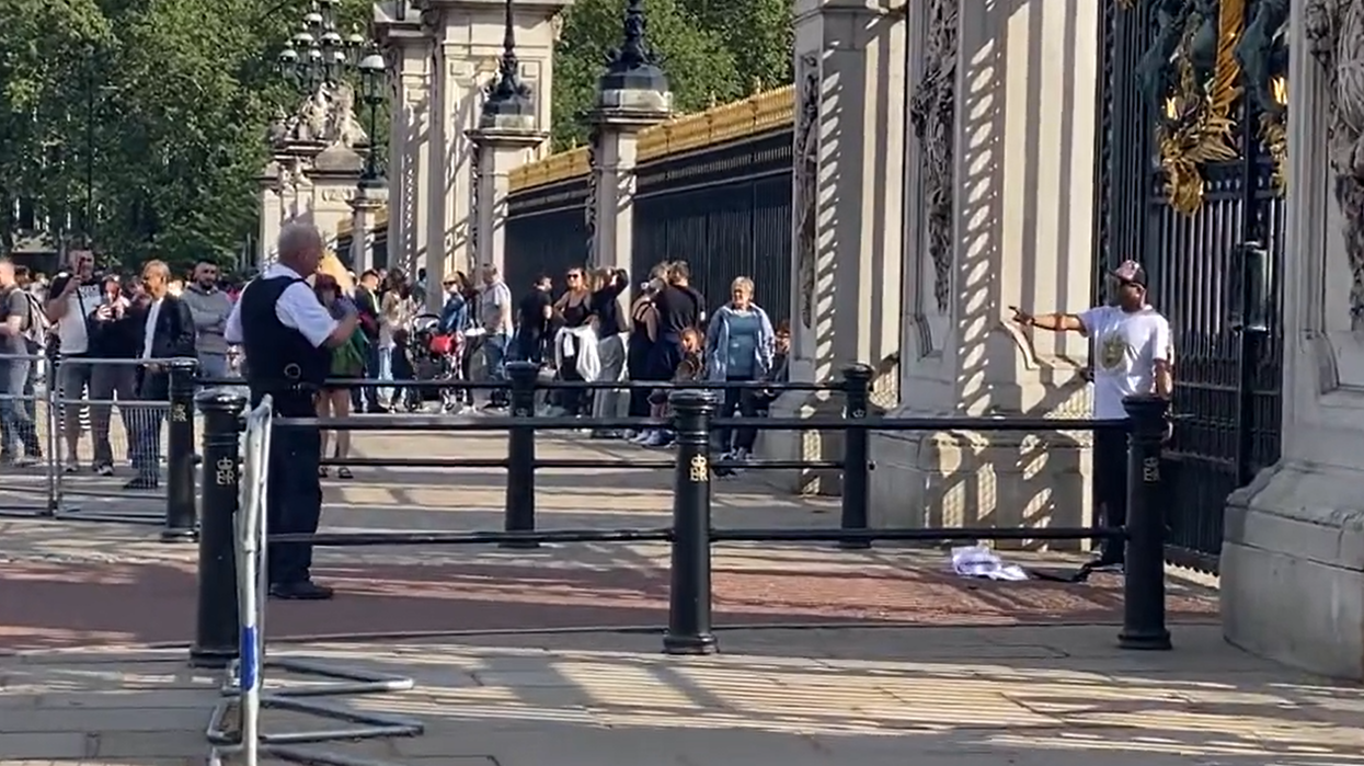 Man handcuffs himself to Buckingham Palace gates as police evacuate area