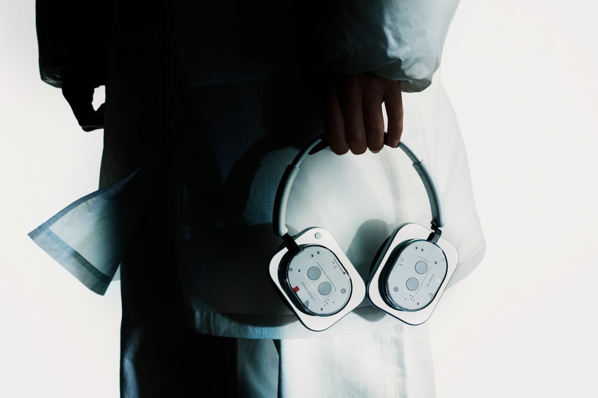 man holding nothing headphone (1)