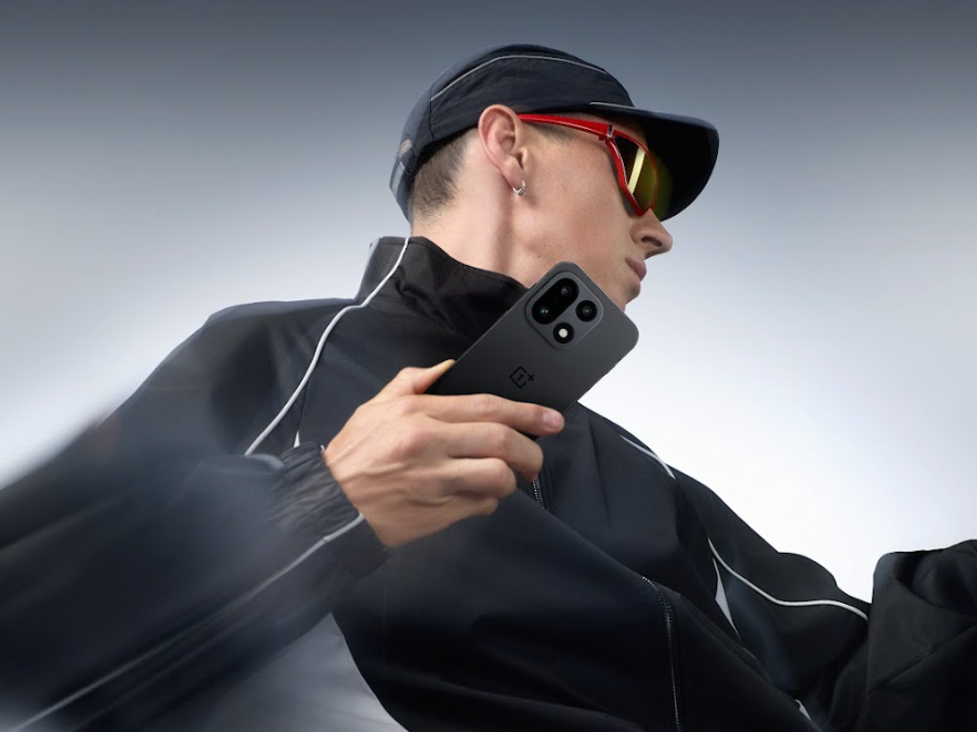 Man holding the new OnePlus 15 handset