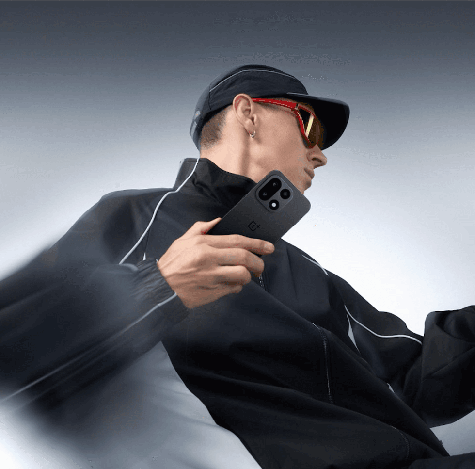 Man holding the new OnePlus 15 handset