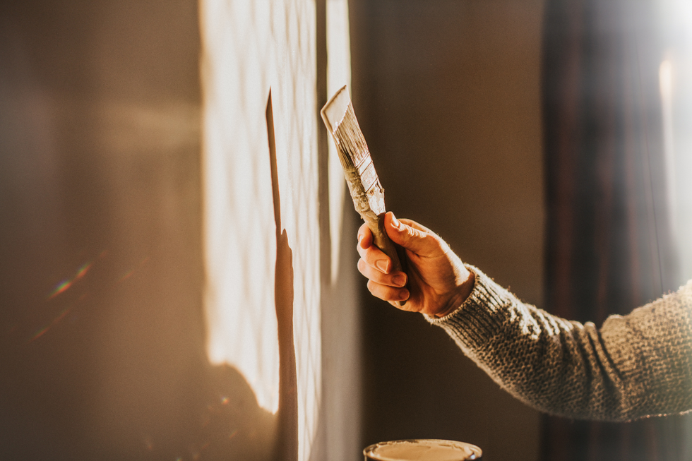 Man painting a wall clay