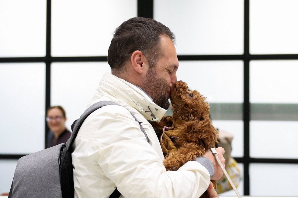 Homem reencontra cachorro após ficar preso em Dubai