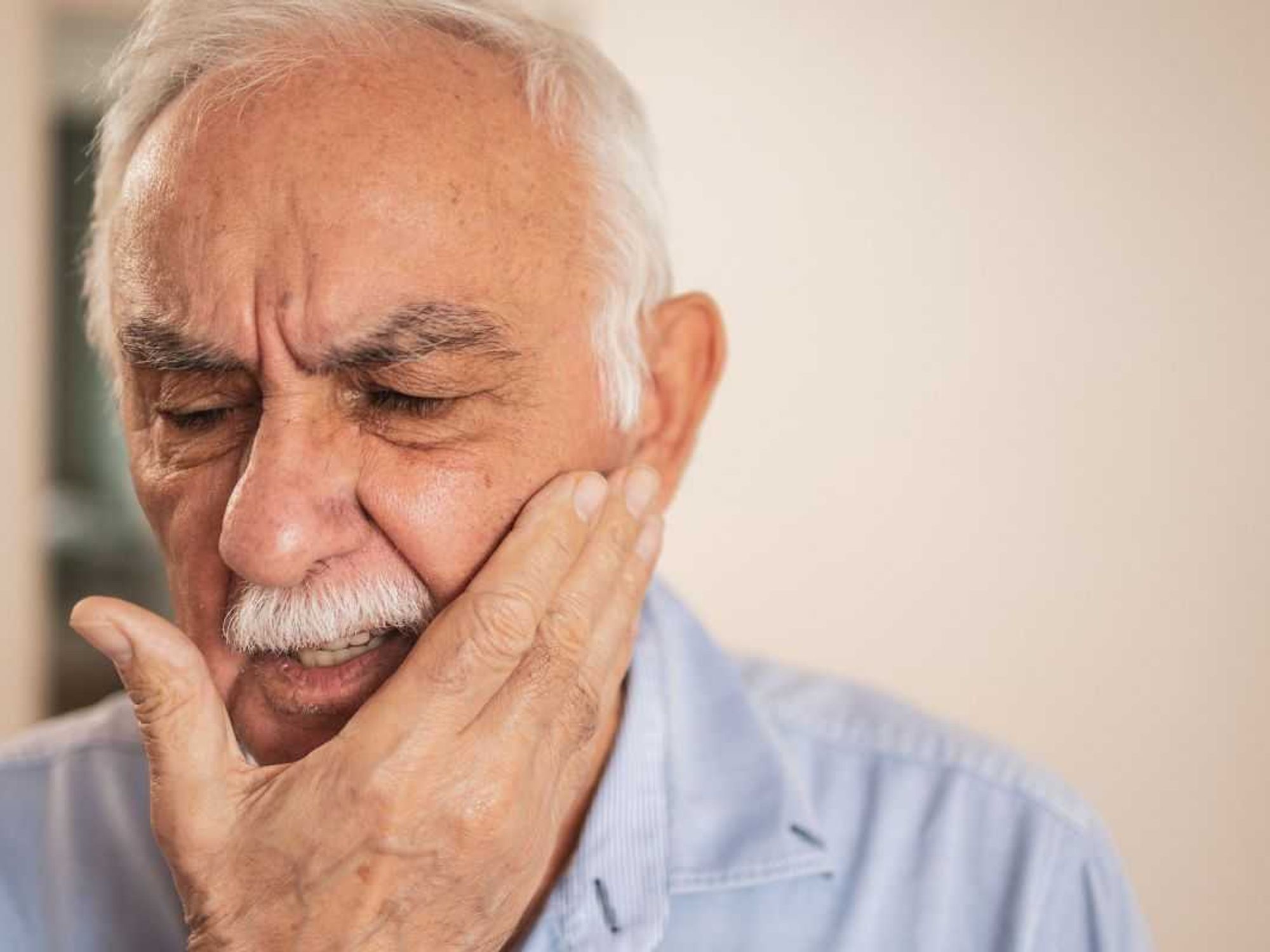 MAN WITH MOUTH PAIN