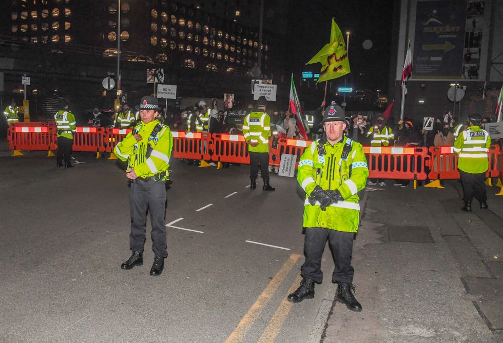 Manifestantes e contramanifestantes da polícia de Manchester