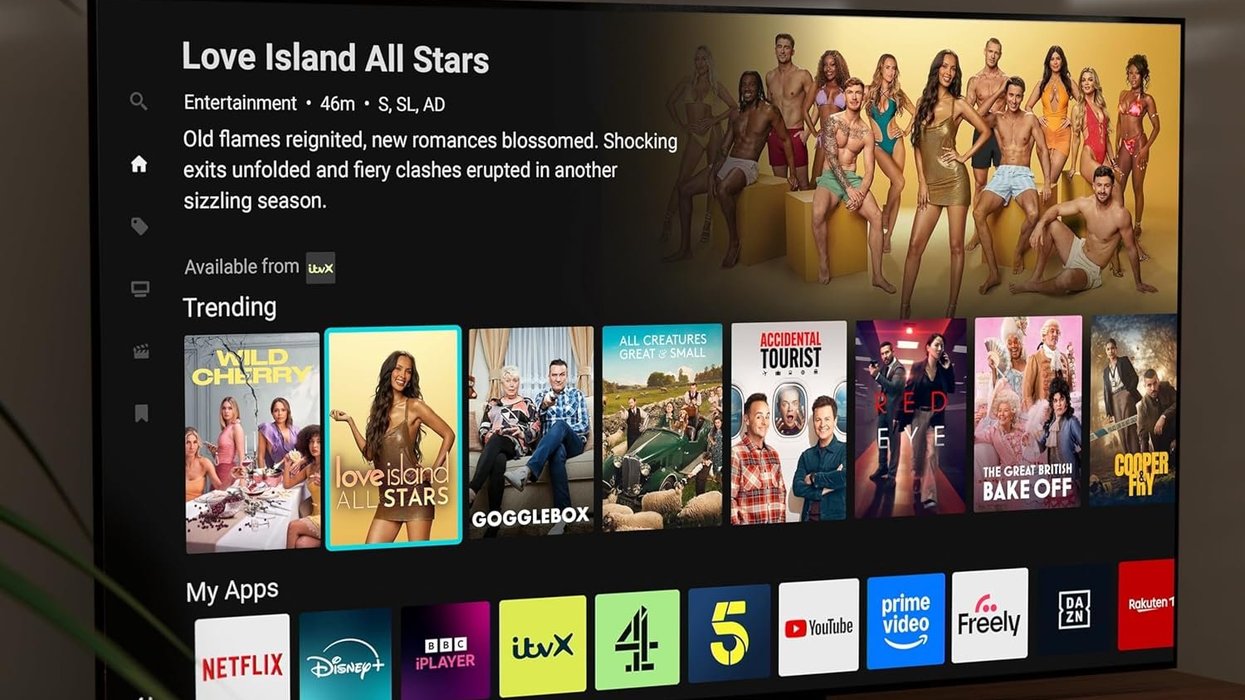 Manhattan Aero 4K TV Streamer with Freely in front of flat screen TV