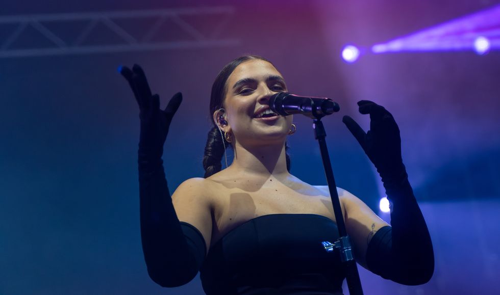 Mar Muller singing at the Boardmasters festival