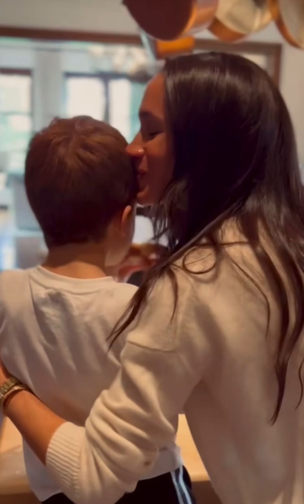 Meghan kisses Prince Archie