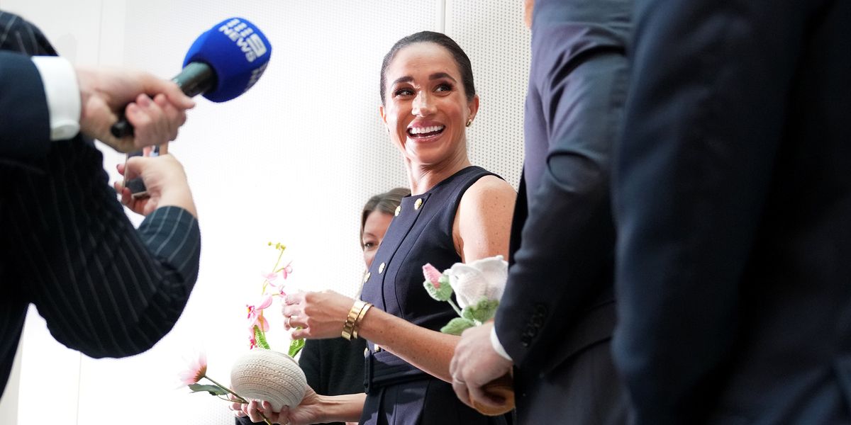 Meghan Markle passes gift to her assistant in technique perfected by late Queen Meghan Markle passes gift to her assistant in technique perfected by late Queen