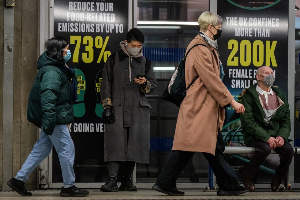 Members of the public wearing masks at Westminster Station on the London Underground circle line. No 10 has stressed that it is %22not compulsory%22 to wear a mask while ill after a Cabinet minister said it was %22sensible%22 to do so if travelling. Professor Susan Hopkins, chief medical adviser at the UK Health Security Agency (UKHSA), issued advice on Monday saying adults should %22wear a face covering%22 if they have to leave the house while feeling unwell. Picture date: Wednesday January 4, 2023.