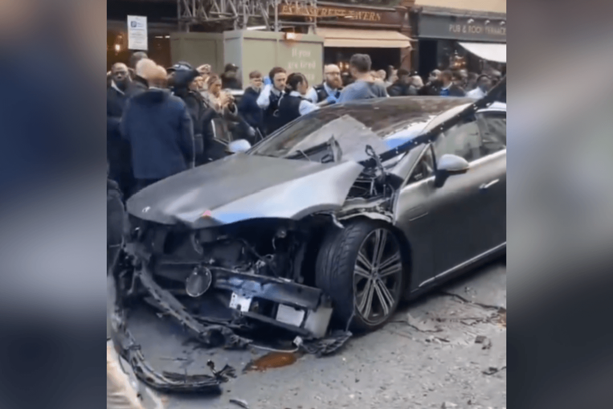 Mercedes crashed in Bow Street
