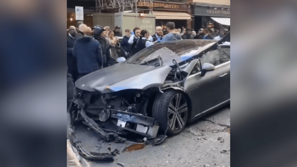 Mercedes crashed in Bow Street