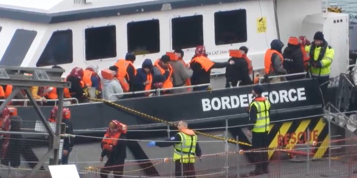 NextImg:French police face ‘increasing violence’ on their beaches as 5,000 migrants have crossed Channel