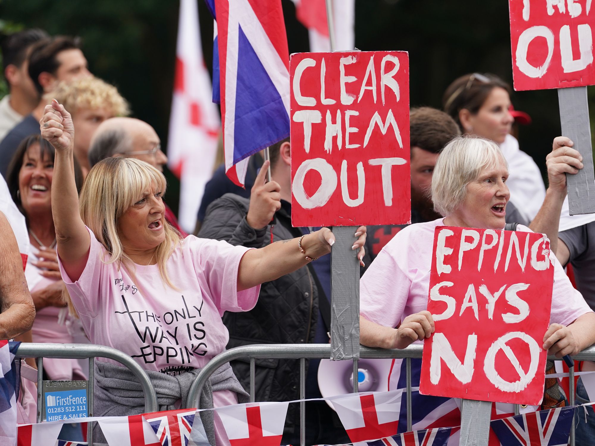 Migrant hotel protest in Epping