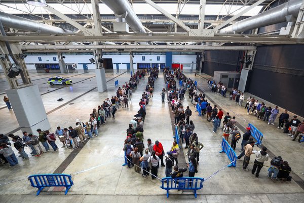 Migrant queues