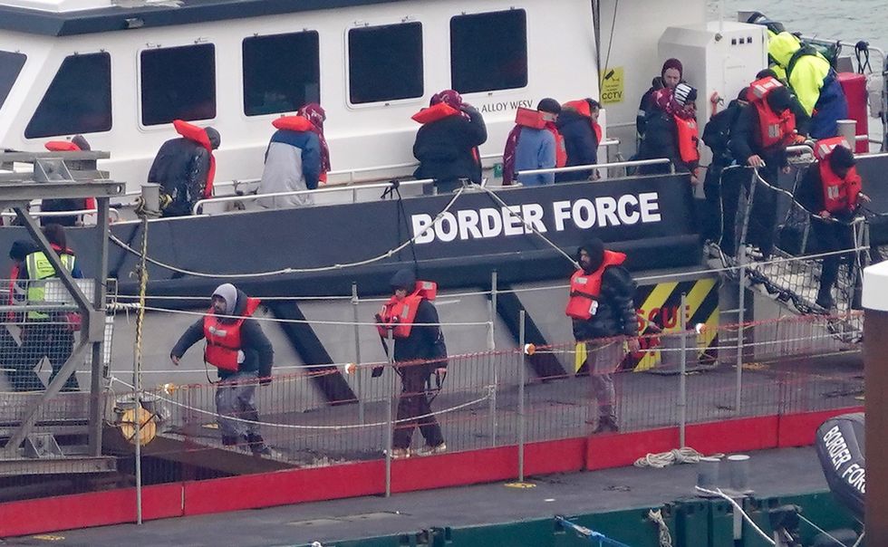 Migrants arrive from France