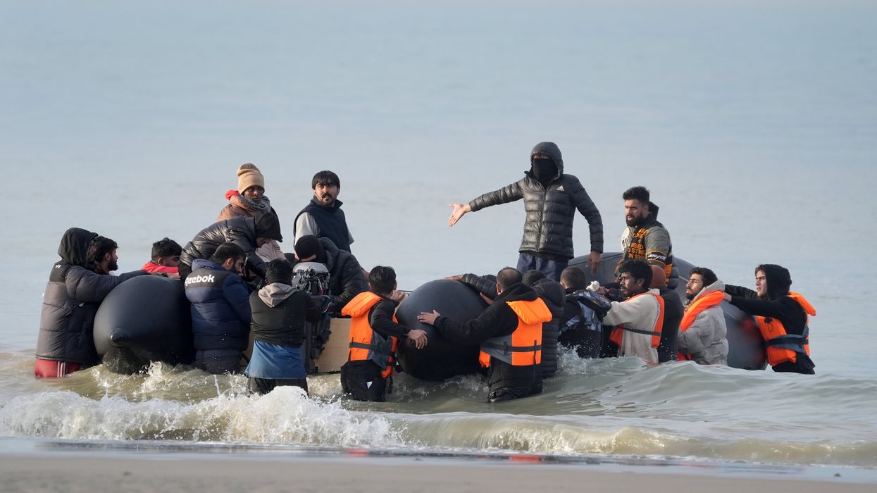 Migrants cross Channel in small boat