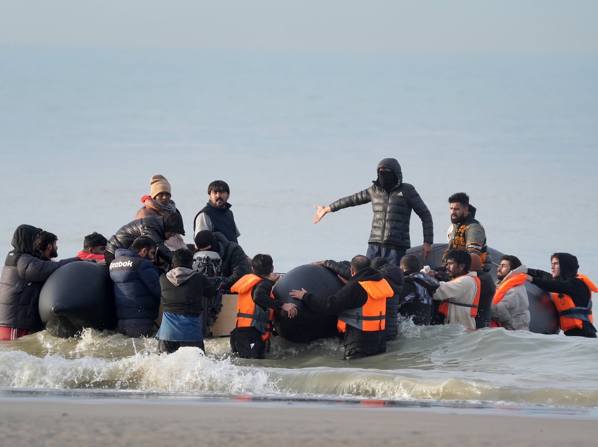 Migrants cross Channel in small boat