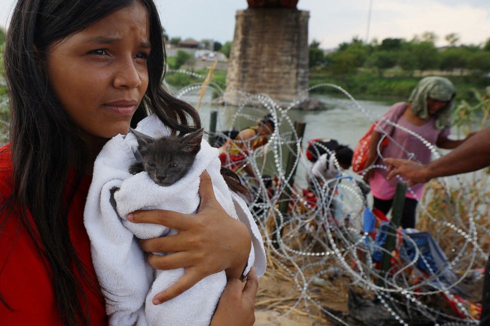 Migrants cross razor wire at Eagle point