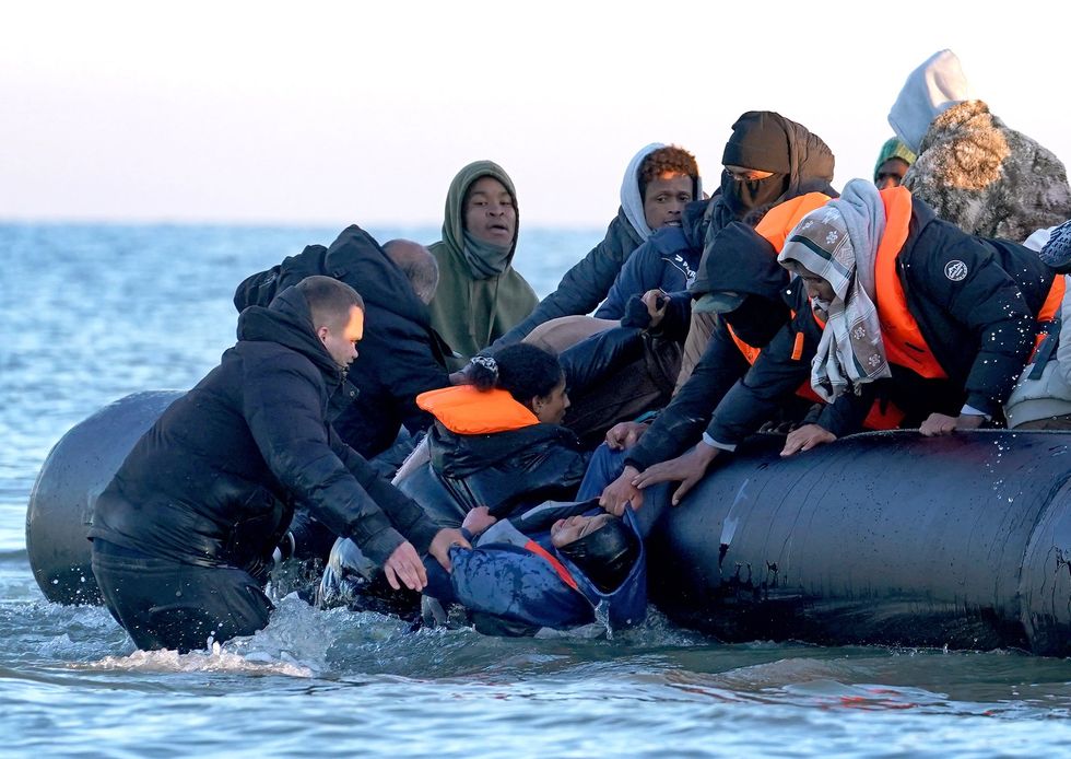 Migrantes em um pequeno barco