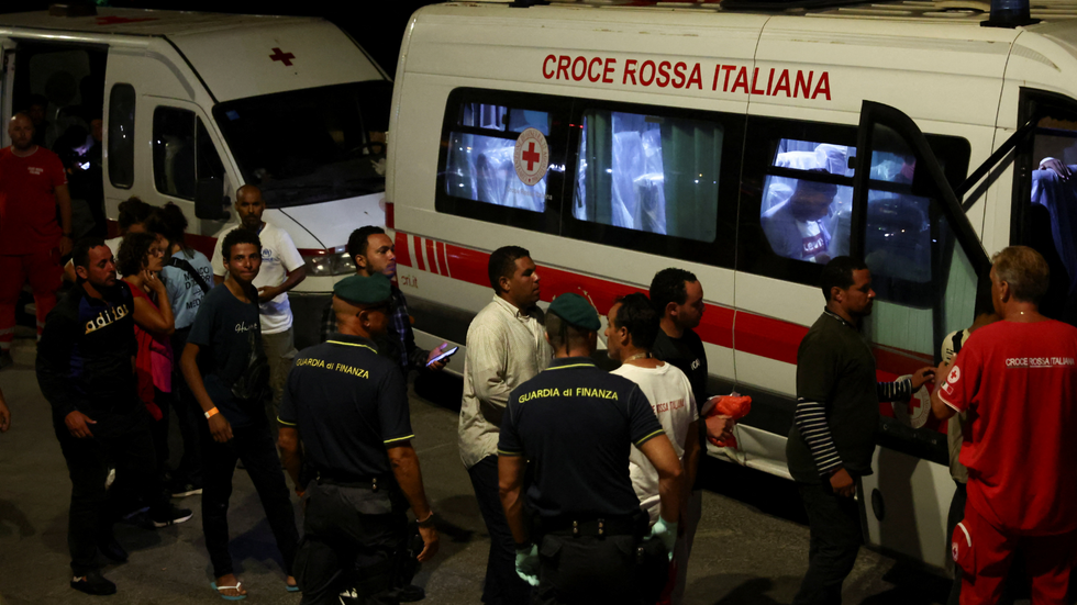 Migranti zachránili na moři, aby nastoupili na vozidlo Červeného kříže